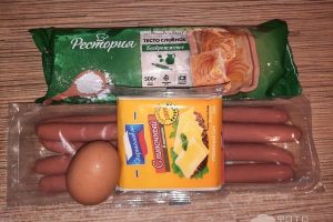 Рецепт: Сосисочки в слоенном тесте в духовке – с сыром внутри