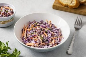 Салат “Коул слоу” с красной капустой