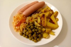 Рецепт: Картофель “Далекое детство” – Любимый с детства ужин – с сосисками, маринованной капустой и зеленым горошком