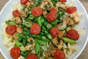 Паста со спаржей и креветками (pasta con asparagi)
