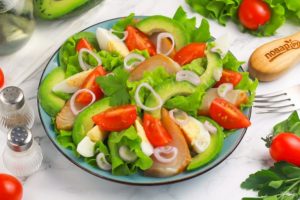Салат с копченой треской и авокадо