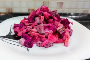 Рецепт салата со свеклой. салат с огурцами и свёклой.