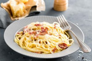 Сливочная паста с беконом и чесноком