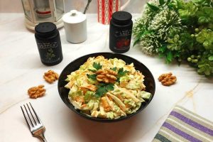 Салат с пекинской капустой, сыром и орехами