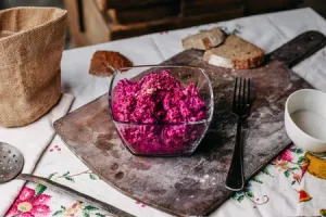 Свекольная икра с яблоками и сливами