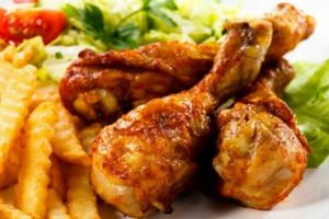 Филе индейки в сливочном соусе с чесноком на сковороде