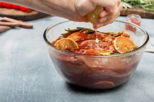 Маринад для шашлыка на томатном соке: такой не нужно готовить всю ночь, хватит парочки часов