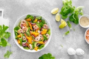 Новогодний салат с креветками, манго и огурцами