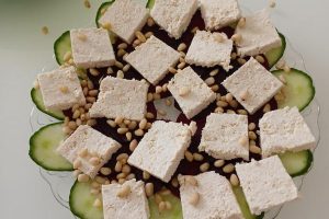 Рецепт: Закуска из печеной свеклы с сыром из ряженки и кедровыми орехами – Вкусная и полезная ПП-закуска всего из трех ингредиентов.