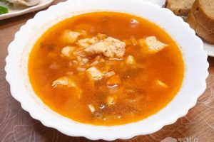 Рецепт: Куриный суп с рисом – и томатами и без картофеля