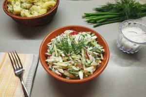 Салат с редисом, огурцом и яйцом