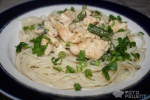 Рецепт: Спагетти в сливочном соусе с куриным филе – с овощами