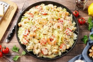 Салат “Цезарь” с креветками классический простой
