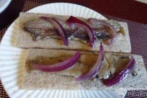 Рецепт: Салака сухого посола – Быстро и очень вкусно.