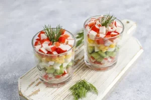 Салат с крабовыми палочками с сухариками