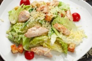 Салат Цезарь с курицей классический