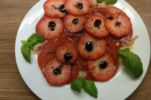 Карпаччо из помидоров и клубники с тунцовым кремом тоннато