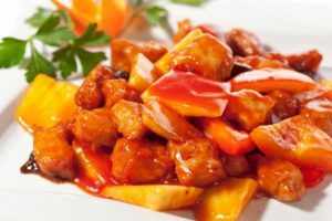 Свинина с картошкой и зеленью на сковороде