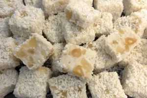 Кокосовый десерт с орехами макадамия
