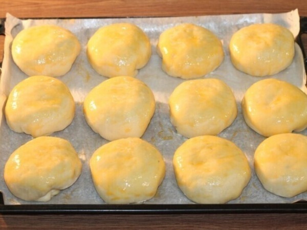 Пироги с мясным фаршем, овощами и соусом