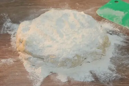 Пироги с мясным фаршем, овощами и соусом