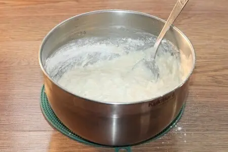 Пироги с мясным фаршем, овощами и соусом