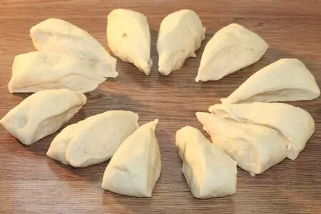 Пироги с мясным фаршем, овощами и соусом