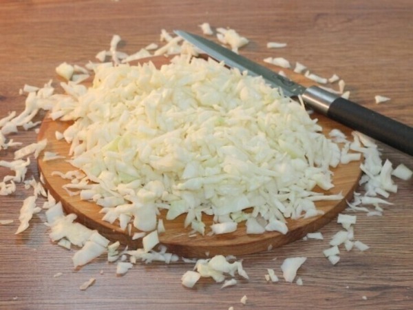 Пироги с мясным фаршем, овощами и соусом