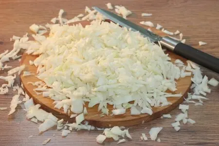 Пироги с мясным фаршем, овощами и соусом