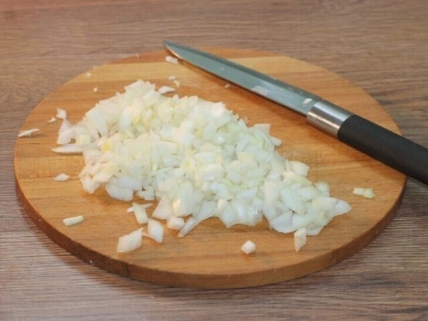 Пироги с мясным фаршем, овощами и соусом