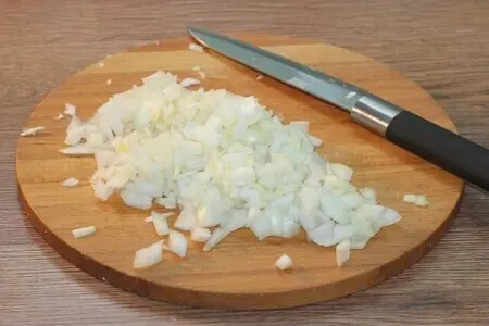Пироги с мясным фаршем, овощами и соусом