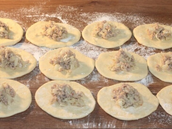 Пироги с мясным фаршем, овощами и соусом