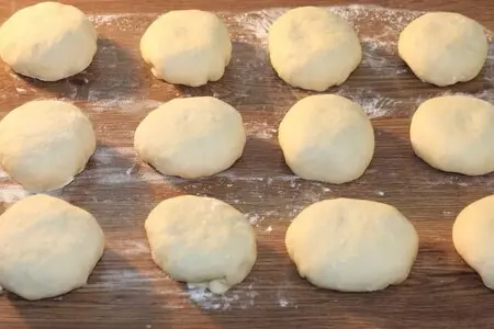 Пироги с мясным фаршем, овощами и соусом