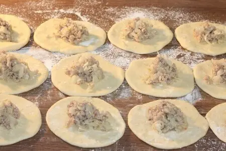 Пироги с мясным фаршем, овощами и соусом