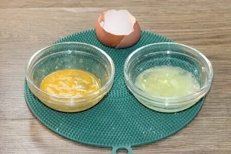 Пироги с мясным фаршем, овощами и соусом