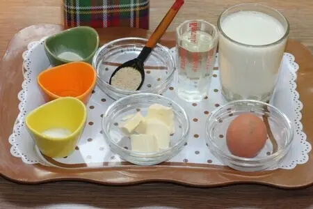 Пироги с мясным фаршем, овощами и соусом