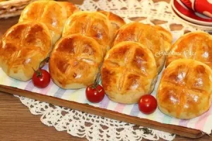 Пироги с мясным фаршем, овощами и соусом
