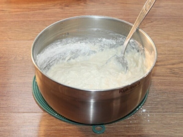 Пироги с мясным фаршем, овощами и соусом