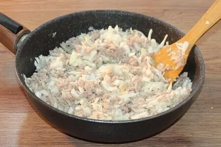 Пироги с мясным фаршем, овощами и соусом