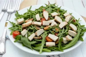 Салат с руколой и курицей