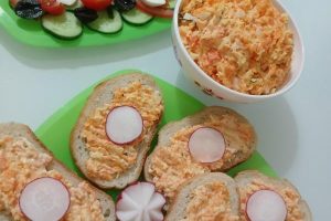Рецепт: Салат из моркови с сыром и чесноком – Два варианта морковного салата: из варёной и сырой моркови. Салат-закуска и паштет для бутербродов.