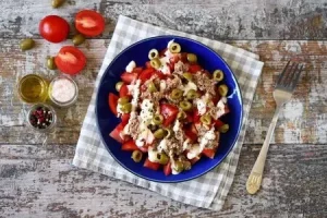 Салат «средиземноморский» с тунцом, оливками и фетой