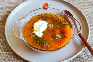 Томатный суп с мясными фрикадельками и нутом