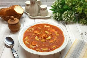 Томатный суп с сосисками