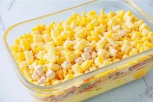 Слоёный салат из курицы с ананасами