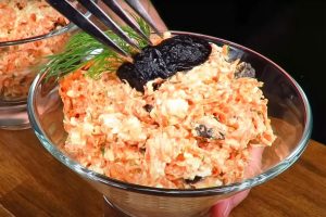 Необычный салат с морковью, творогом и черносливом. Вкусно и полезно: готовлю на ужин не задумываясь о последствиях