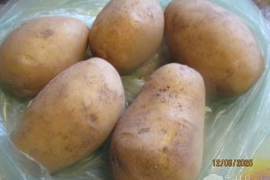 Рецепт: Картофель с фрикадельками в духовке – под соусом