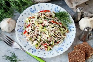 Салат с говяжьим языком и курицей