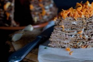 Печеночный торт из свиной печени классический