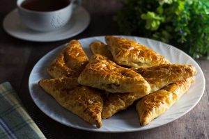 Слойки с ветчиной и сыром